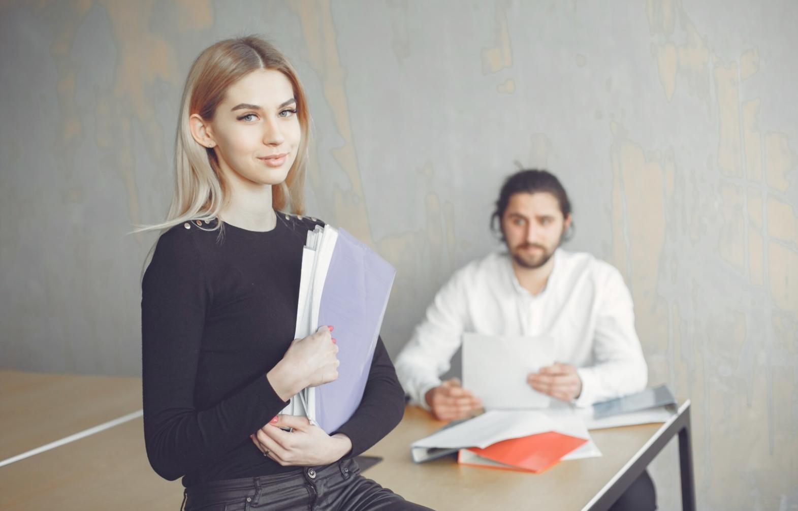 Profesionales analizando documentos financieros y presupuestos en una mesa de trabajo